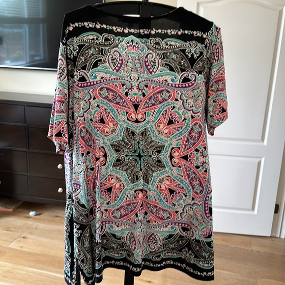 Rose and Olive Colorful Top. 1X - Picture 4 of 4